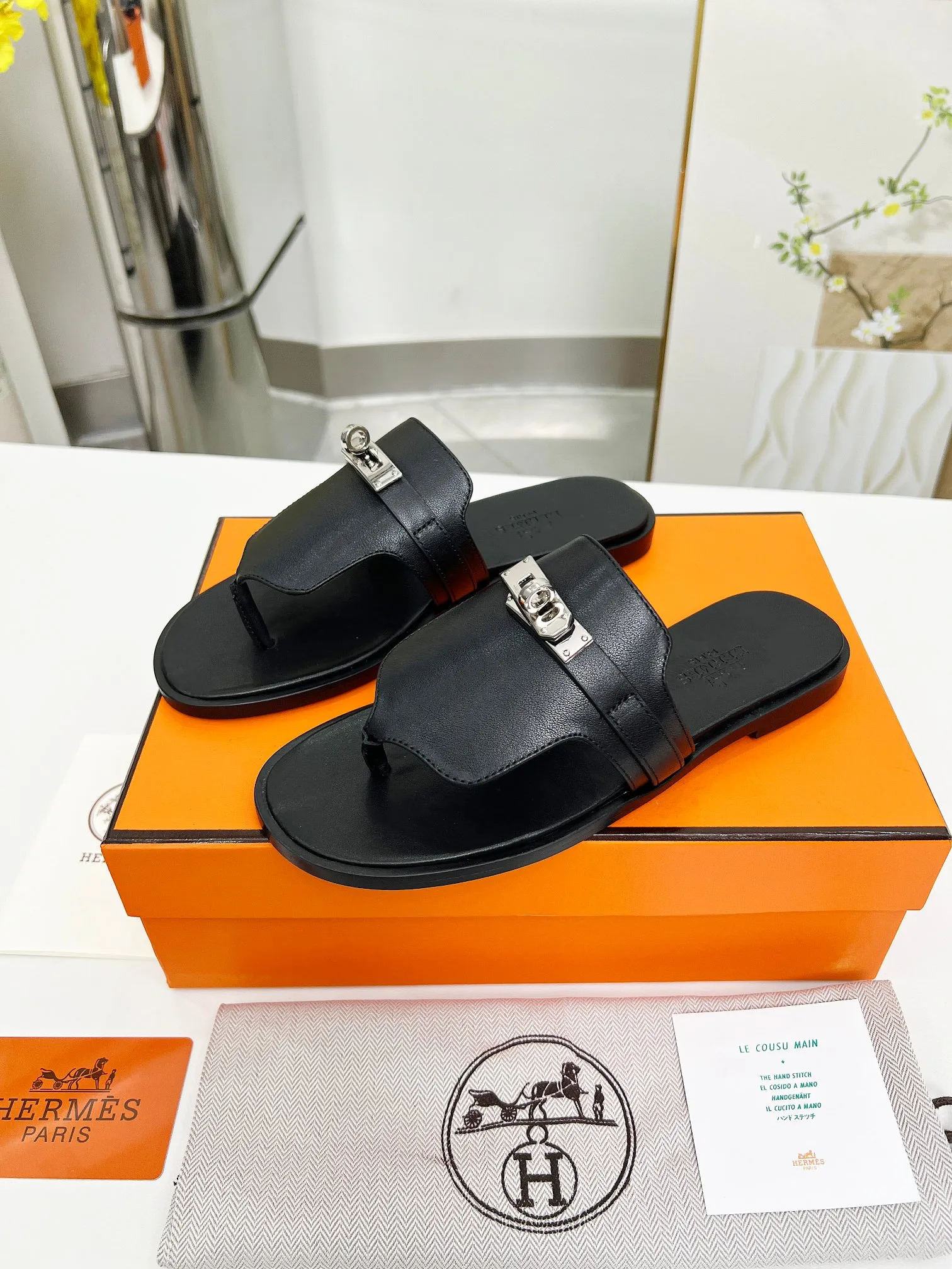 👟👟Ex-factory price 480👟👟 (top version) 👫Hermes ❗️❗️Original purchase and development⚠️ A must-have artifact for daily home, travel and vacation🉑 in spring and summer. High-end quality Code number: 35-40 (41/42 can be customized)